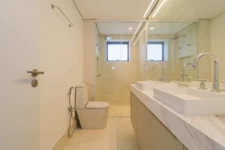 Apartamento para alugar com 186m², 3 quartos e 2 vagas Apartamento para alugar com 186m², 3 quartos e 2 vagasBanheiro da Suíte 1