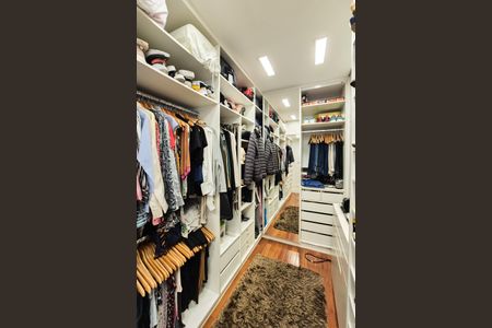 Apartamento à venda com 204m², 3 quartos e 3 vagas Apartamento à venda com 204m², 3 quartos e 3 vagasCloset da Suíte 1