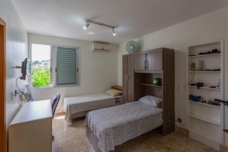 Casa à venda com 480m², 5 quartos e 5 vagasSemi Suíte 2