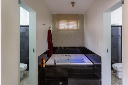 Casa à venda com 480m², 5 quartos e 5 vagasBanheiro da Suíte 3