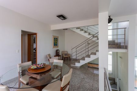 Casa à venda com 480m², 5 quartos e 5 vagasSala
