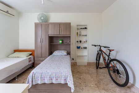 Casa à venda com 480m², 5 quartos e 5 vagasSemi Suíte 2