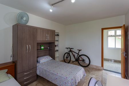 Casa à venda com 480m², 5 quartos e 5 vagasSemi Suíte 2