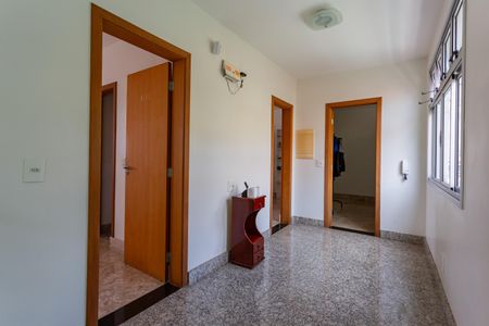 Casa à venda com 480m², 5 quartos e 5 vagasCorredor