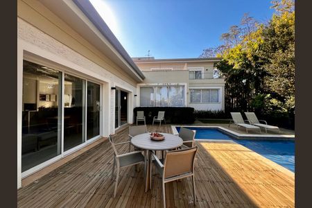 Casa de condomínio à venda com 860m², 4 quartos e 4 vagas Casa de condomínio à venda com 860m², 4 quartos e 4 vagasPiscina