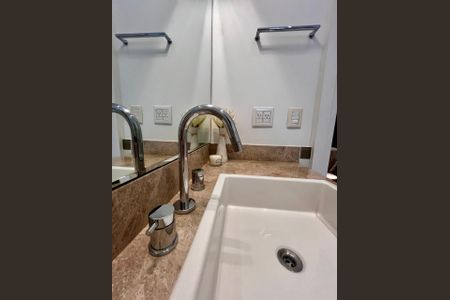 Casa de condomínio à venda com 860m², 4 quartos e 4 vagas Casa de condomínio à venda com 860m², 4 quartos e 4 vagasBanheiro da Suíte 1