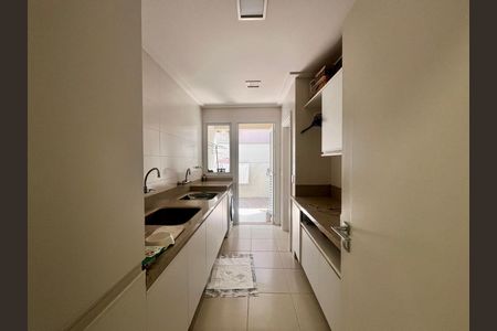 Casa de condomínio à venda com 860m², 4 quartos e 4 vagas Casa de condomínio à venda com 860m², 4 quartos e 4 vagasÁrea de Serviço