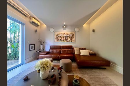 Casa de condomínio à venda com 860m², 4 quartos e 4 vagas Casa de condomínio à venda com 860m², 4 quartos e 4 vagasSala