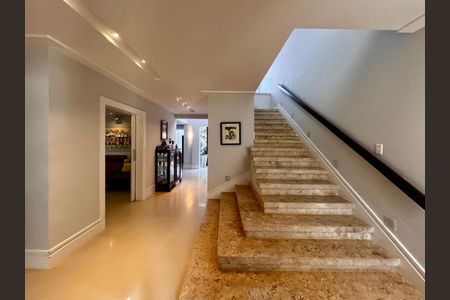 Casa de condomínio à venda com 860m², 4 quartos e 4 vagas Casa de condomínio à venda com 860m², 4 quartos e 4 vagasEscada