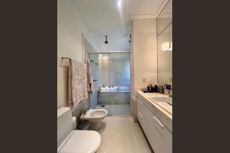 Casa de condomínio à venda com 860m², 4 quartos e 4 vagas Casa de condomínio à venda com 860m², 4 quartos e 4 vagasBanheiro da Suíte 3