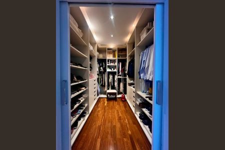 Casa de condomínio à venda com 860m², 4 quartos e 4 vagas Casa de condomínio à venda com 860m², 4 quartos e 4 vagasCloset da suíte