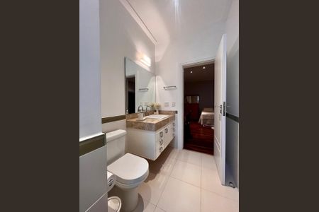 Casa de condomínio à venda com 860m², 4 quartos e 4 vagas Casa de condomínio à venda com 860m², 4 quartos e 4 vagasBanheiro da Suíte 1