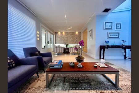 Casa de condomínio à venda com 860m², 4 quartos e 4 vagas Casa de condomínio à venda com 860m², 4 quartos e 4 vagasSala