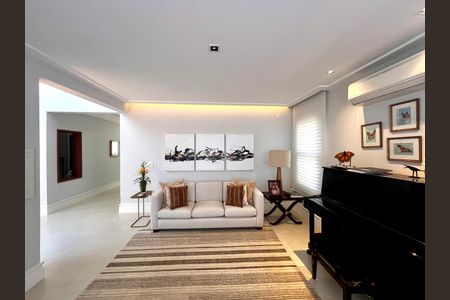 Casa de condomínio à venda com 860m², 4 quartos e 4 vagas Casa de condomínio à venda com 860m², 4 quartos e 4 vagasSala
