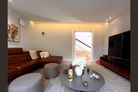 Casa de condomínio à venda com 860m², 4 quartos e 4 vagas Casa de condomínio à venda com 860m², 4 quartos e 4 vagasSala