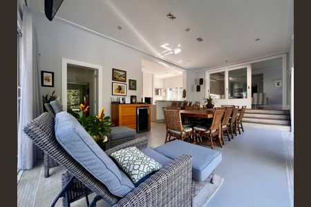 Casa de condomínio à venda com 860m², 4 quartos e 4 vagas Casa de condomínio à venda com 860m², 4 quartos e 4 vagasChurrasqueira