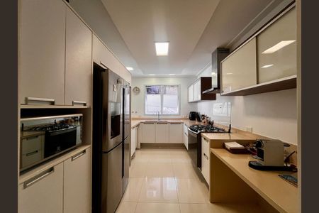Casa de condomínio à venda com 860m², 4 quartos e 4 vagas Casa de condomínio à venda com 860m², 4 quartos e 4 vagasCozinha