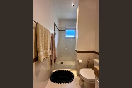 Casa de condomínio à venda com 860m², 4 quartos e 4 vagas Casa de condomínio à venda com 860m², 4 quartos e 4 vagasBanheiro da Suíte 1