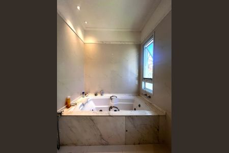 Casa de condomínio à venda com 860m², 4 quartos e 4 vagas Casa de condomínio à venda com 860m², 4 quartos e 4 vagasBanheiro da Suíte 3