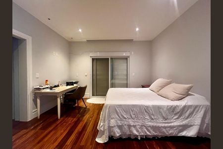 Casa de condomínio à venda com 860m², 4 quartos e 4 vagas Casa de condomínio à venda com 860m², 4 quartos e 4 vagasSuíte 2