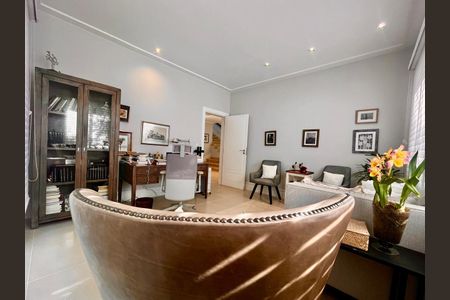 Casa de condomínio à venda com 860m², 4 quartos e 4 vagas Casa de condomínio à venda com 860m², 4 quartos e 4 vagasEscritório