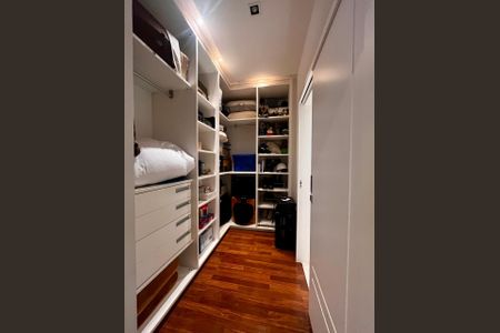 Casa de condomínio à venda com 860m², 4 quartos e 4 vagas Casa de condomínio à venda com 860m², 4 quartos e 4 vagasCloset da suíte