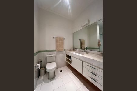Casa de condomínio à venda com 860m², 4 quartos e 4 vagas Casa de condomínio à venda com 860m², 4 quartos e 4 vagasBanheiro da Suíte 2
