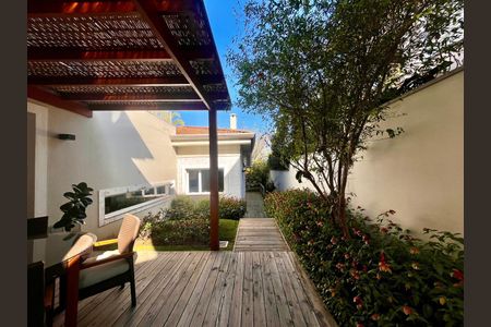 Casa de condomínio à venda com 860m², 4 quartos e 4 vagas Casa de condomínio à venda com 860m², 4 quartos e 4 vagasÁrea externa