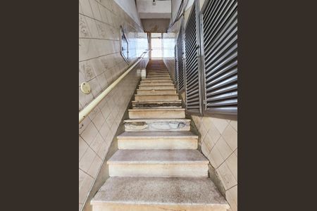 Apartamento à venda com 90m², 2 quartos e sem vaga Apartamento à venda com 90m², 2 quartos e sem vagaEscada de Acesso ao Imóvel