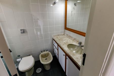 Apartamento à venda com 220m², 4 quartos e 2 vagas Apartamento à venda com 220m², 4 quartos e 2 vagasBanheiro da Suíte 2