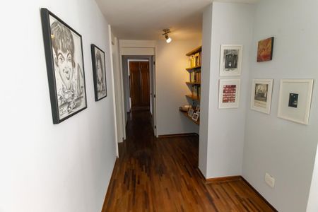 Apartamento à venda com 220m², 4 quartos e 2 vagas Apartamento à venda com 220m², 4 quartos e 2 vagasCorredor - Suítes