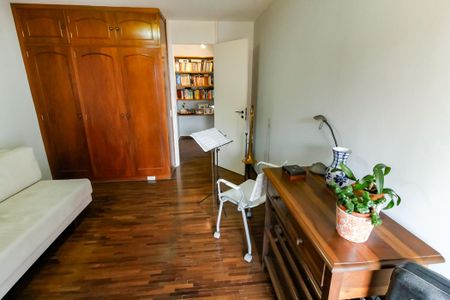 Apartamento à venda com 220m², 4 quartos e 2 vagas Apartamento à venda com 220m², 4 quartos e 2 vagasSuíte 2 - armários