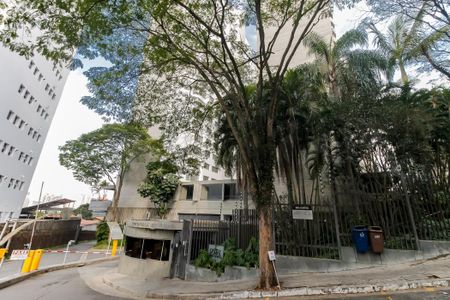 Apartamento à venda com 220m², 4 quartos e 2 vagas Apartamento à venda com 220m², 4 quartos e 2 vagasFachada e portaria