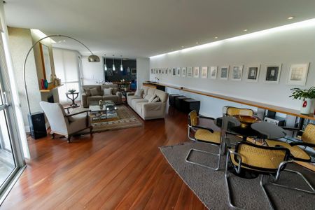 Apartamento à venda com 220m², 4 quartos e 2 vagas Apartamento à venda com 220m², 4 quartos e 2 vagasSala