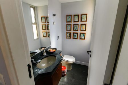 Apartamento à venda com 220m², 4 quartos e 2 vagas Apartamento à venda com 220m², 4 quartos e 2 vagasLavabo