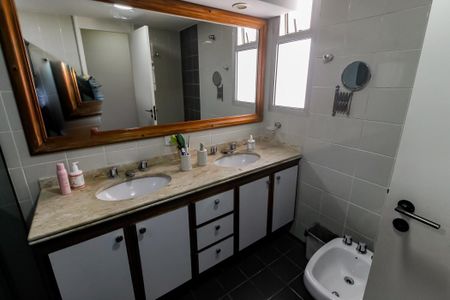 Apartamento à venda com 220m², 4 quartos e 2 vagas Apartamento à venda com 220m², 4 quartos e 2 vagasBanheiro da Suíte 3