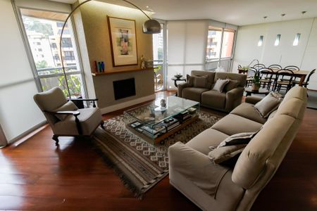 Apartamento à venda com 220m², 4 quartos e 2 vagas Apartamento à venda com 220m², 4 quartos e 2 vagasSala