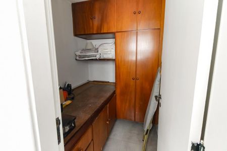 Apartamento à venda com 220m², 4 quartos e 2 vagas Apartamento à venda com 220m², 4 quartos e 2 vagasQuarto de Serviço 1