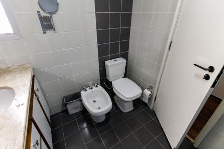 Apartamento à venda com 220m², 4 quartos e 2 vagas Apartamento à venda com 220m², 4 quartos e 2 vagasBanheiro da Suíte 3