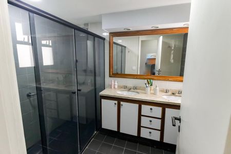 Apartamento à venda com 220m², 4 quartos e 2 vagas Apartamento à venda com 220m², 4 quartos e 2 vagasBanheiro da Suíte 3