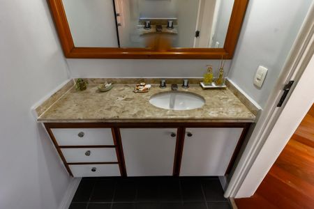 Apartamento à venda com 220m², 4 quartos e 2 vagas Apartamento à venda com 220m², 4 quartos e 2 vagasBanheiro da Suíte 1