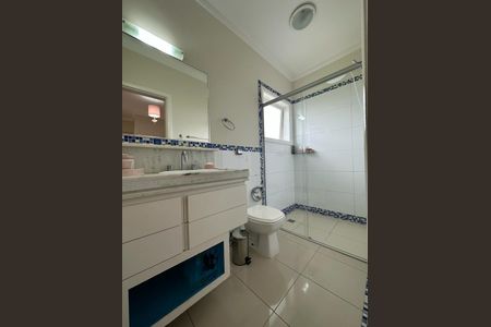 Casa de condomínio à venda com 672m², 5 quartos e 4 vagas Casa de condomínio à venda com 672m², 5 quartos e 4 vagasBanheiro 2