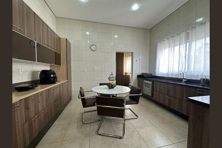 Casa de condomínio à venda com 672m², 5 quartos e 4 vagas Casa de condomínio à venda com 672m², 5 quartos e 4 vagasCozinha