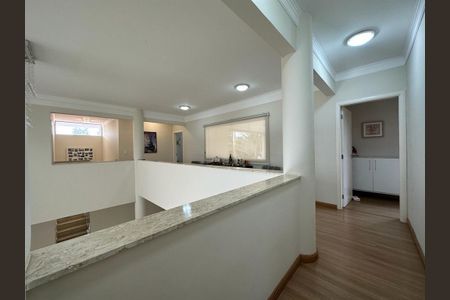 Casa de condomínio à venda com 672m², 5 quartos e 4 vagas Casa de condomínio à venda com 672m², 5 quartos e 4 vagasCorredor