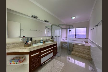 Casa de condomínio à venda com 672m², 5 quartos e 4 vagas Casa de condomínio à venda com 672m², 5 quartos e 4 vagasBanheiro 1