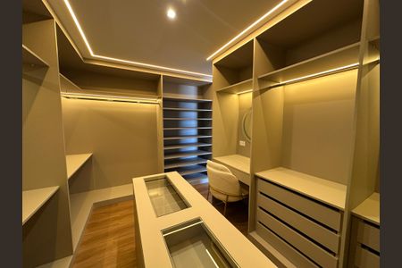 Apartamento à venda com 287m², 3 quartos e 4 vagas Apartamento à venda com 287m², 3 quartos e 4 vagasCloset da suíte 3