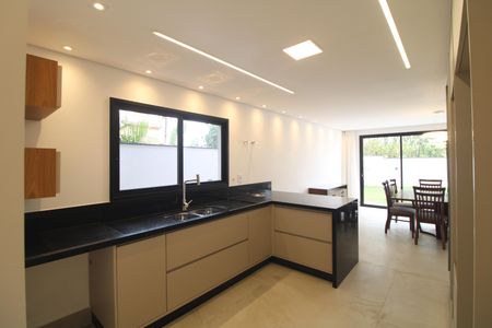 Casa de condomínio para alugar com 460m², 4 quartos e 4 vagasCozinha