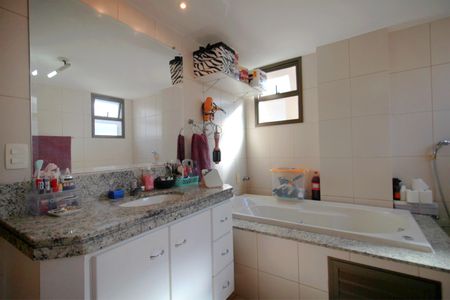 Apartamento à venda com 152m², 4 quartos e 4 vagasBanheiro da Suíte