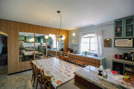 Casa à venda com 390m², 4 quartos e 4 vagas Casa à venda com 390m², 4 quartos e 4 vagasCozinha
