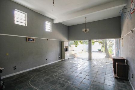 Casa à venda com 390m², 4 quartos e 4 vagas Casa à venda com 390m², 4 quartos e 4 vagasSalão 1